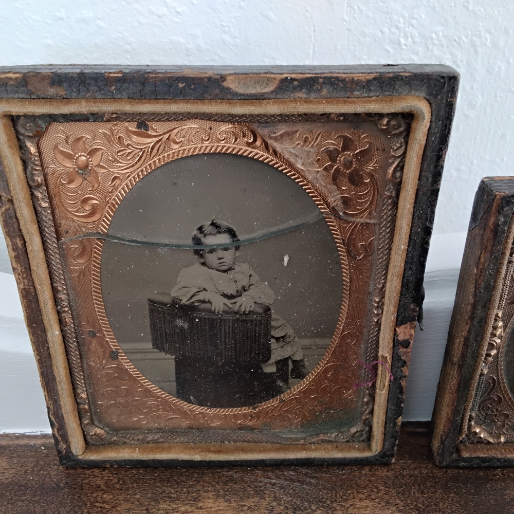 2 Antique Children's Tintype Photo In Brass Mat. Ambrotype Ephemera Leather Case - Picture 2 of 4